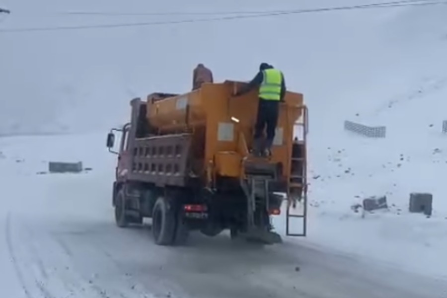 Төө-Ашуу: Оор жүк ташуучу унааларга үчүн убактылуу чектөө киргизилди