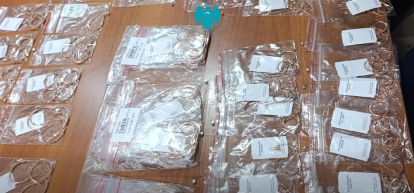 Алтын буюмдарды мыйзамсыз алып кирүү аракетине бөгөт коюлду