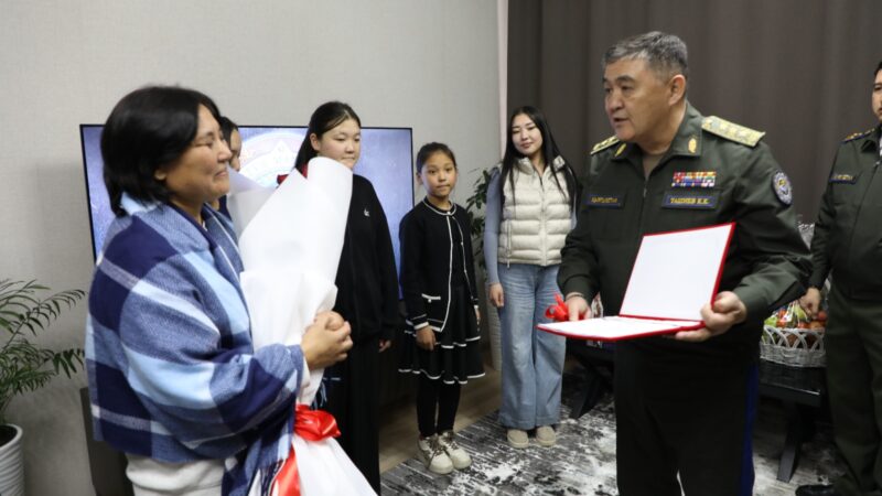 Камчыбек Ташиев 6 баланын энесине 3 бөлмөлүү батир белекке берди