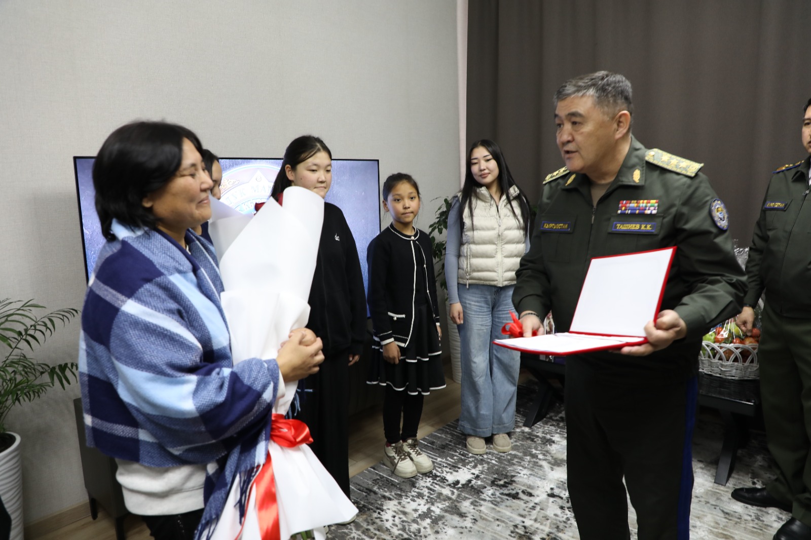 Камчыбек Ташиев 6 баланын энесине 3 бөлмөлүү батир белекке берди