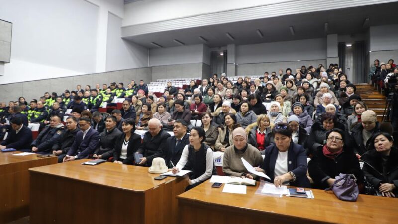 Талас облусунда окуучулардын арасындагы чырдан улам жыйын өттү