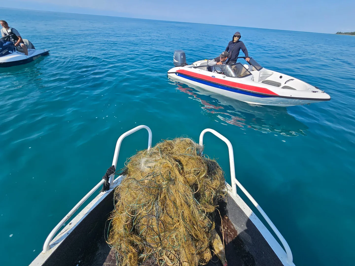 Ысык-Көлдөн 400 метр синтетикалык тор алынды