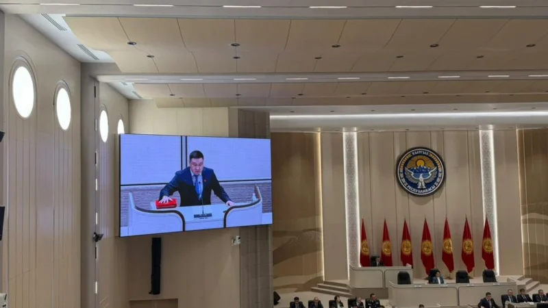 Жогорку Кеңештин VIII чакырылышынын депутаттары ант берүүдө