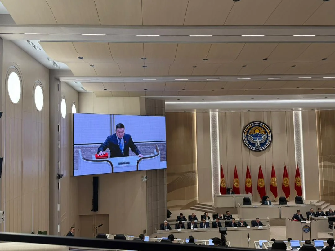 Жогорку Кеңештин VIII чакырылышынын депутаттары ант берүүдө