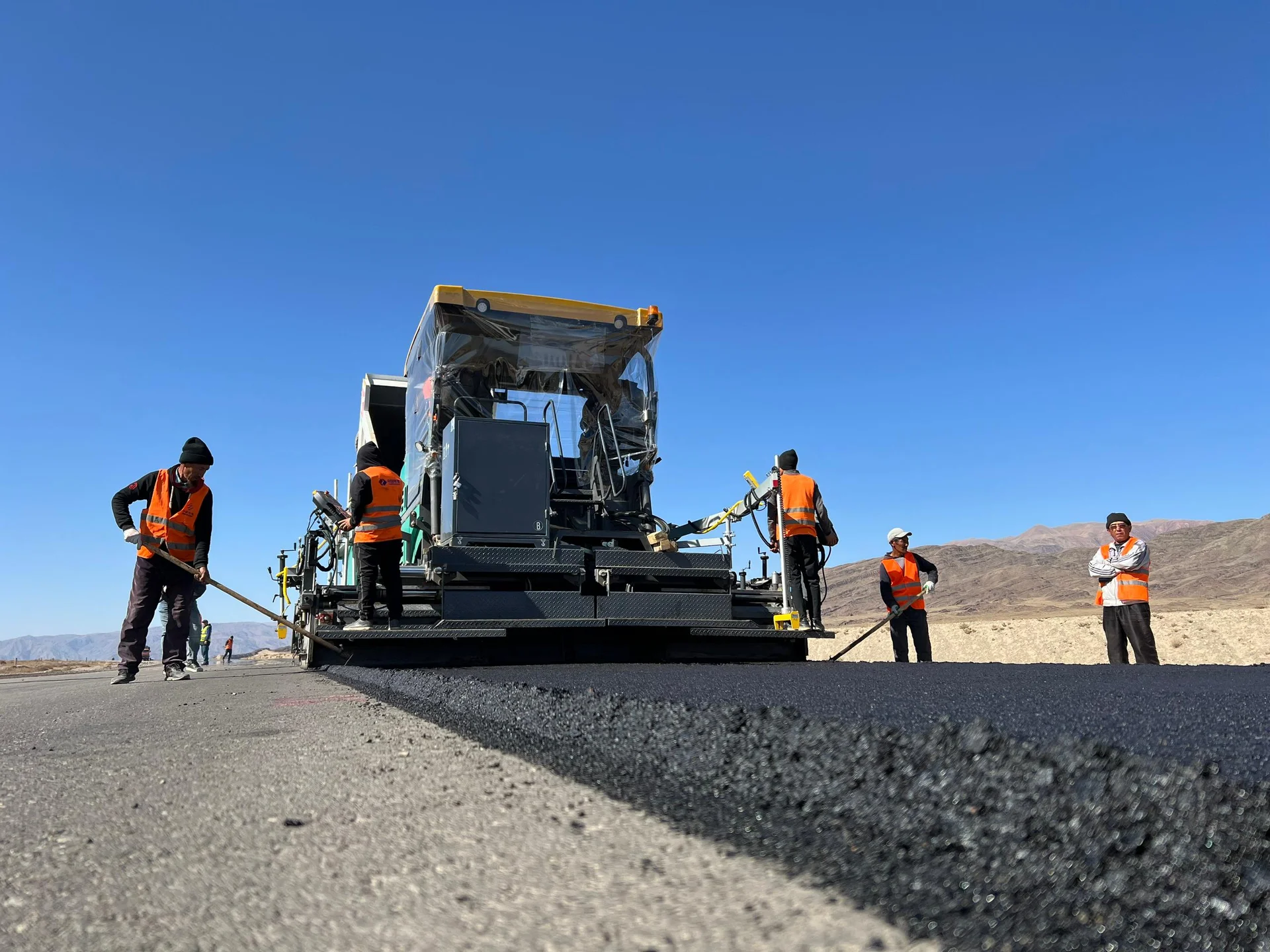 Президент: «Космоско уча албайбыз, бирок жол салганга мээбиз жетет»