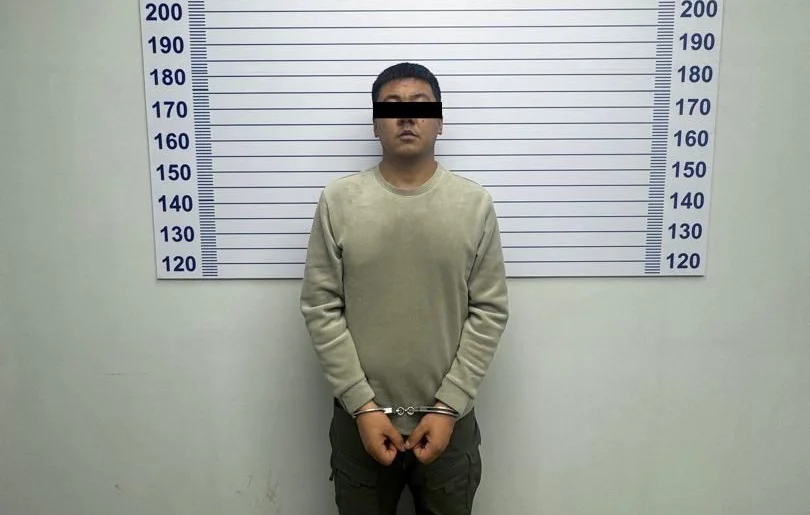 Аскердик окуу жайга мыйзамсыз кабыл алууга шектелген кызматкер кармалды