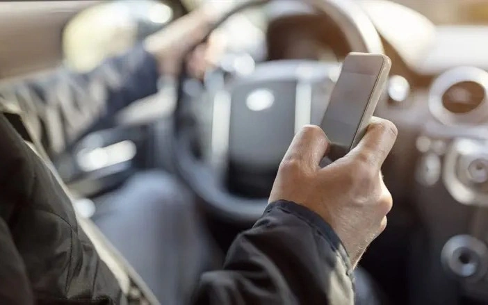 Израилде айдоочуларды SMS жазганы үчүн 3000 долларга чейин айып салуу сунушталды