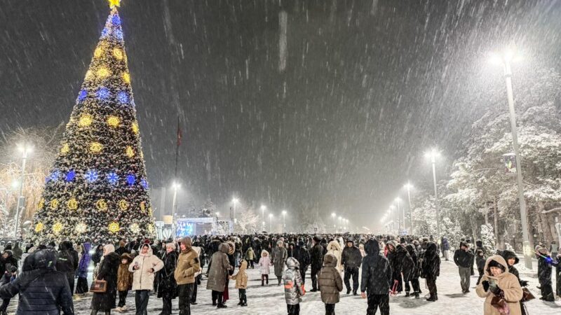 Талас шаарында борбордук аянт ачылып, жаңы жылдык балаты жандырылды