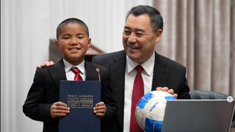 Садыр Жапаров карды жиреп мектепке барган Нурзаман Алмазбековду кабыл алды