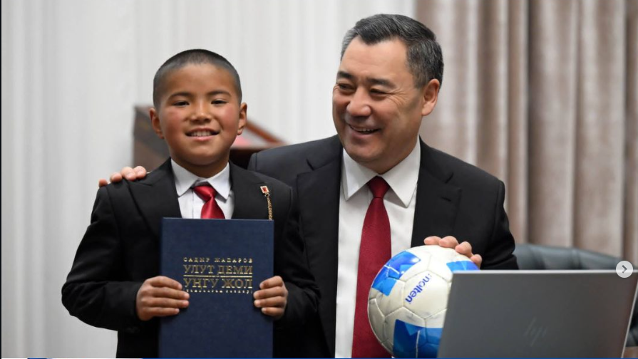 Садыр Жапаров карды жиреп мектепке барган Нурзаман Алмазбековду кабыл алды