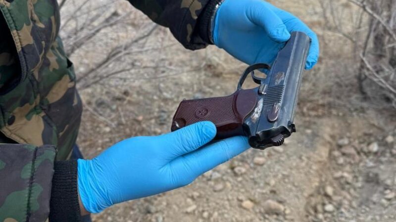 Балыкчы шаарынын четинен тапанча менен ок атуучу курал табылды