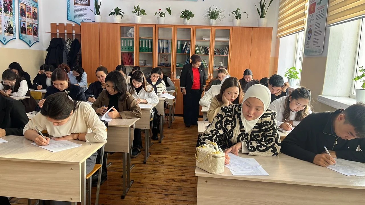 Бишкекте «Жаш мугалим» программасынын катышуучулары тестирлөөдөн өтүүдө