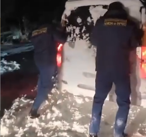 Түп районунда кар күрткүдө калган 8 унаа чыгарылды