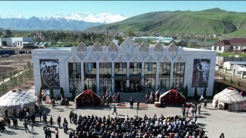 Манасчылардын чыр-чатагын атайын комиссия иликтейт