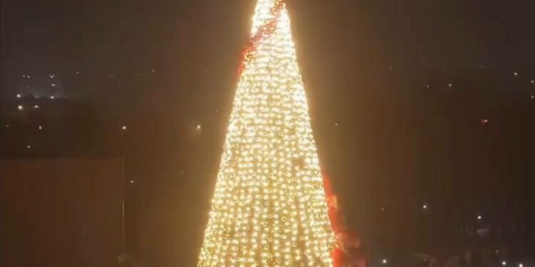 Бийиктиги 30 метр. Ошто жаңы жылдык балатынын оту жанды