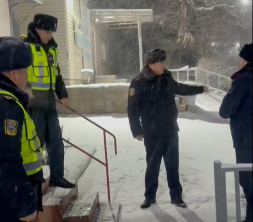 Азенбек Козукеев Сосновкадагы ЖКККББнын тескөөчүлөрүн күтүүсүз текшерди