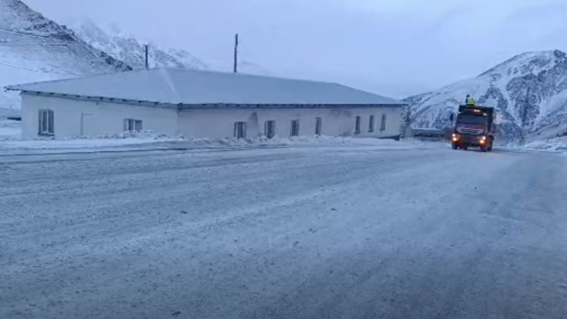 Ашууларда кар. Жолчулар күнү-түнү кезметте (ВИДЕО)