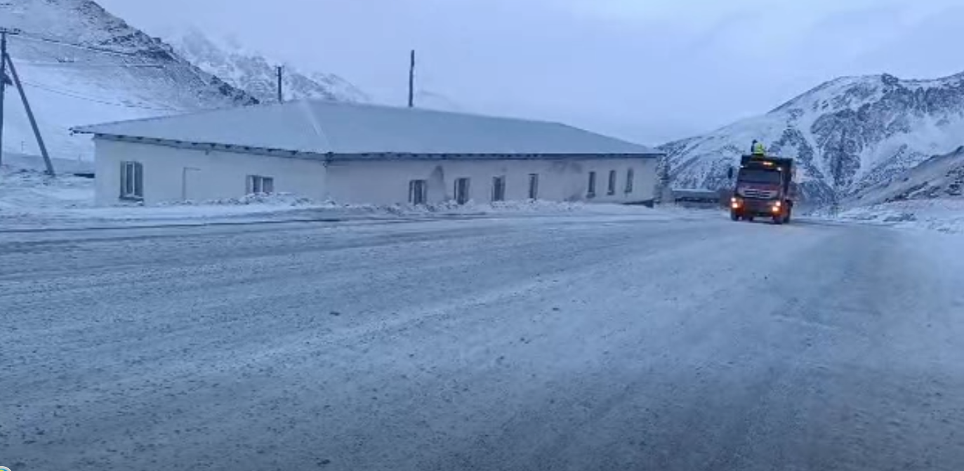 Ашууларда кар. Жолчулар күнү-түнү кезметте (ВИДЕО)