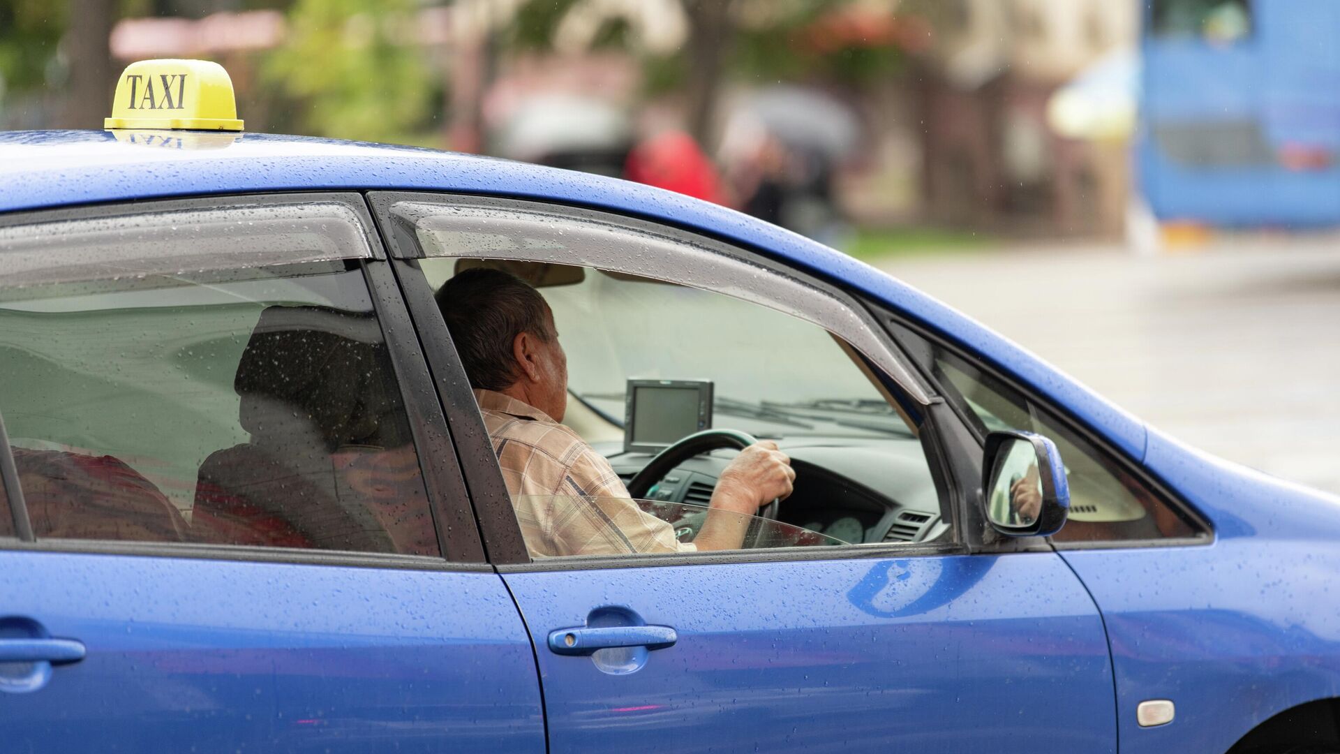 Дастан Бекешев: «Кыргызстандагы таксилердин баасы кескин жогорулашы мүмкүн»