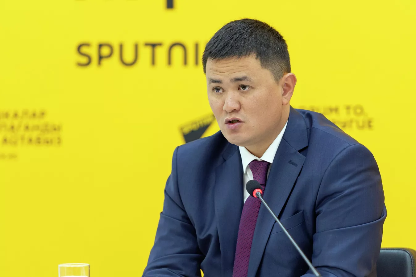 Орунтаев министрликтеги 500 миң сомдук айлыктын чоо-жайын түшүндүрдү