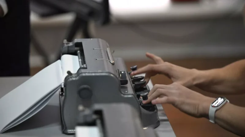 Минкаб көрүүсү начар балдар окуган эки мектепке Брайль машинкаларын берди