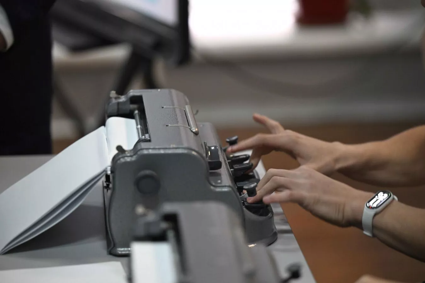 Минкаб көрүүсү начар балдар окуган эки мектепке Брайль машинкаларын тапшырды