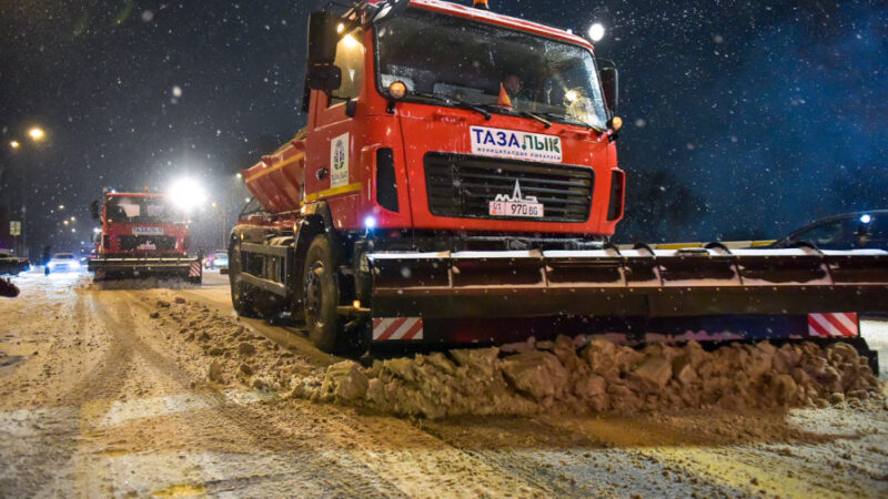 Бишкекте тиешелүү кызматтар түнү менен кар тазалап чыгышты.