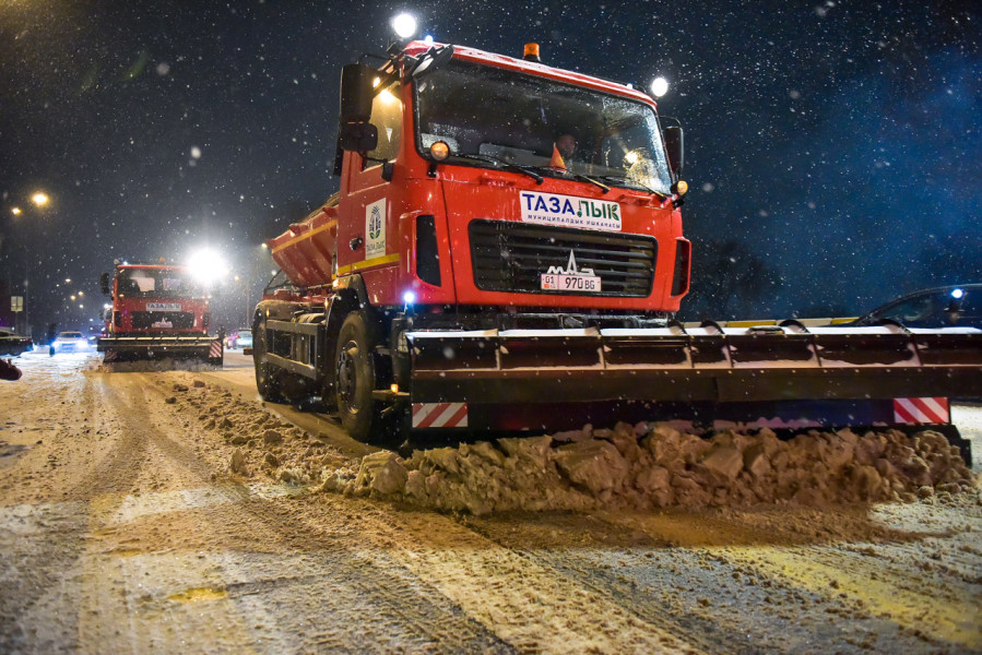 Бишкекте тиешелүү кызматтар түнү менен кар тазалап чыгышты.