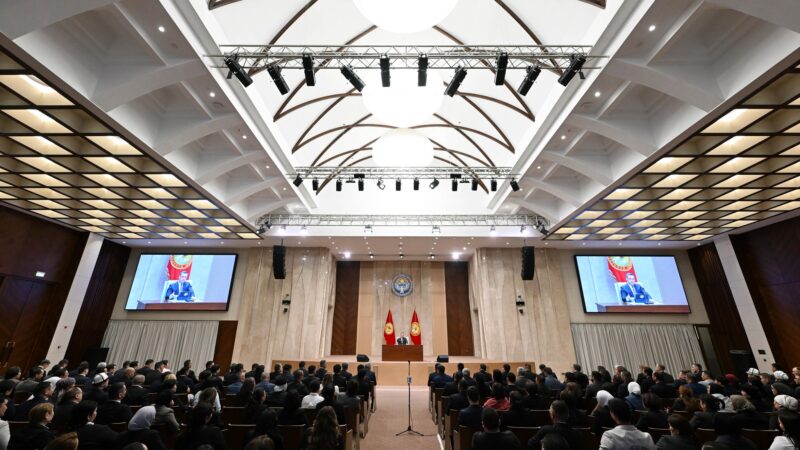 Президент жеңил өнөр жай тармагындагы көйгөйлөрдү чечүүнү тапшырды