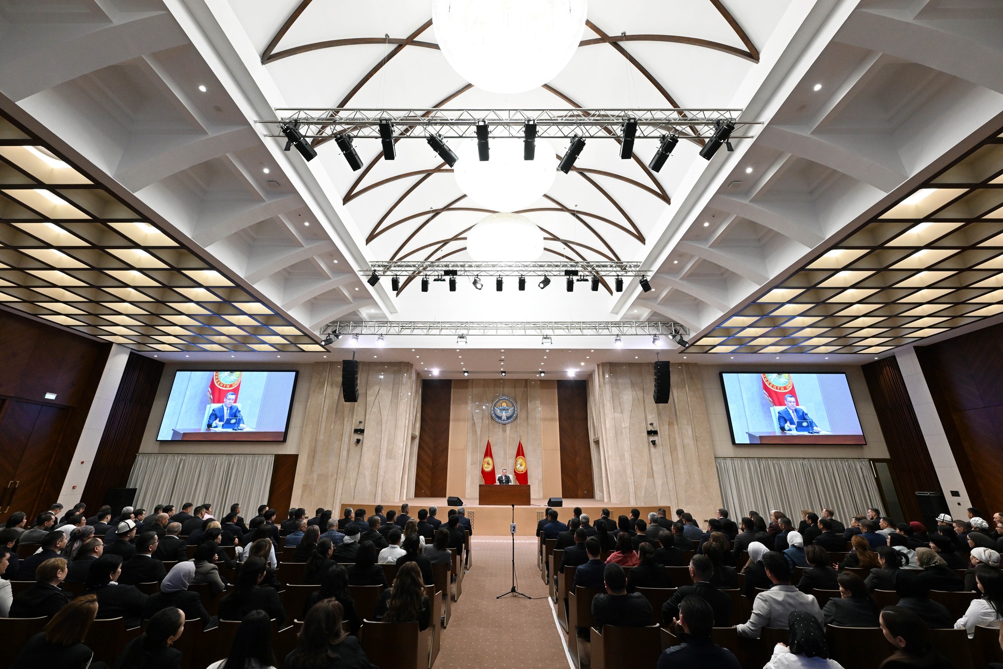 Президент жеңил өнөр жай тармагындагы көйгөйлөрдү чечүүнү тапшырды