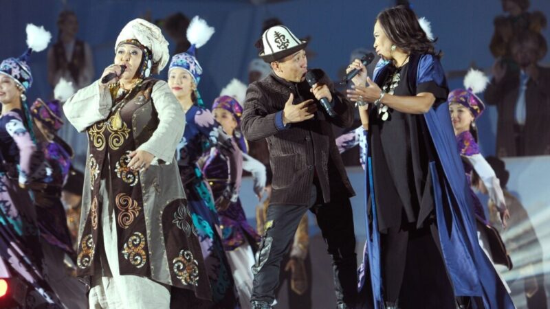 Маданият кызматкерлеринин айлыгы апрелден тарта 2 эсе көтөрүлөт