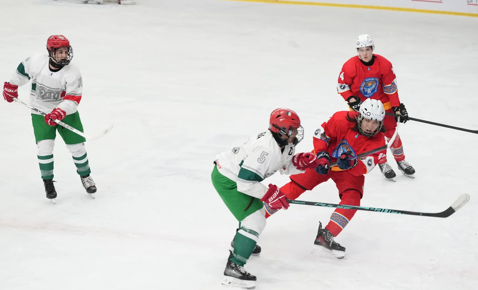 Бишкек мэри хокейчилерге жаңы муз аянтын куруп берүүнү убадалады