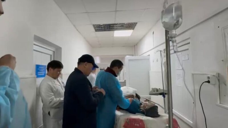 Министр Досмамбетов карылар үйүндөгү өрттөн жабыркаган 14 бейтапка барды