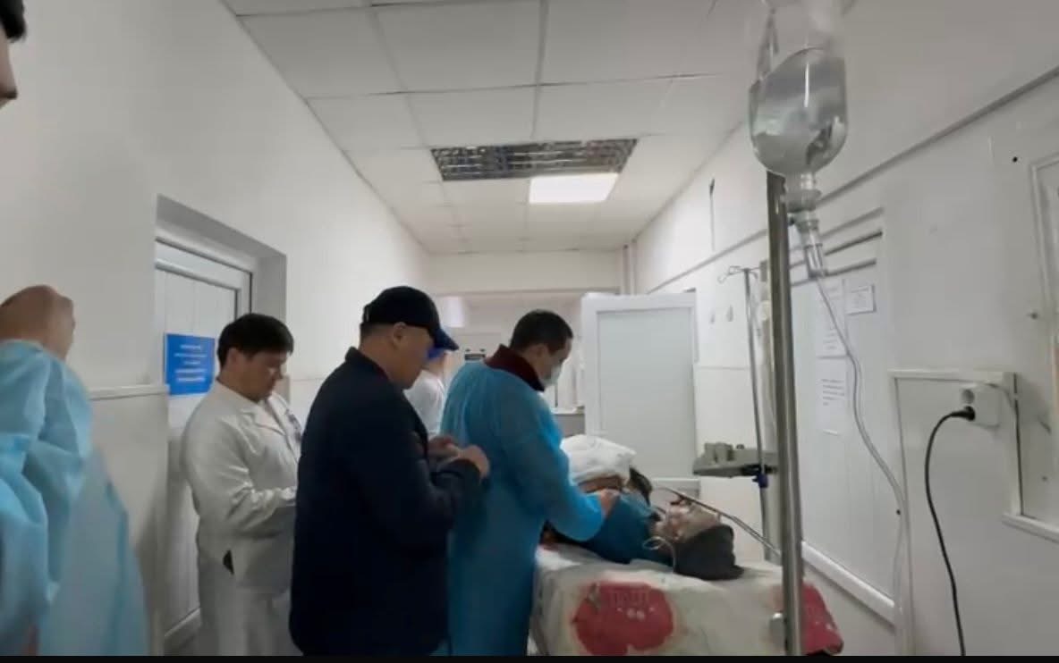 Министр Досмамбетов карылар үйүндөгү өрттөн жабыркаган 14 бейтапка барды