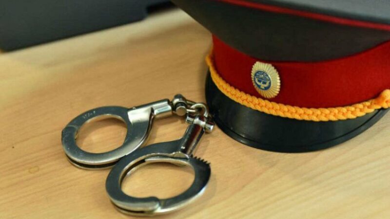 Өзгөндө 3 милиция кызматкерине кылмыш иши козголуп, камакка алынышты