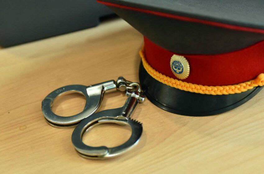 Өзгөндө 3 милиция кызматкерине кылмыш иши козголуп, камакка алынышты