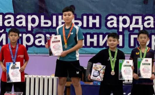 Бишкектеги спорт мектебинин тарбиялануучулары теннис боюнча эл аралык мелдеште байгелүү болушту