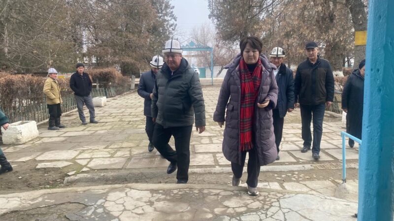 Агартуу министри Таластагы билим берүү мекемелерин күтүүсүз текшерүүгө алды