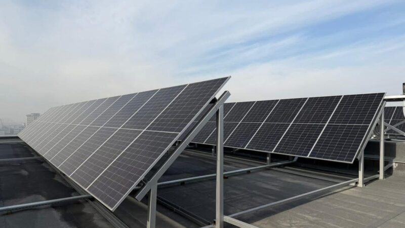 Бишкекте 8 кабат имараттын чатырына күн панелдери орнотулду