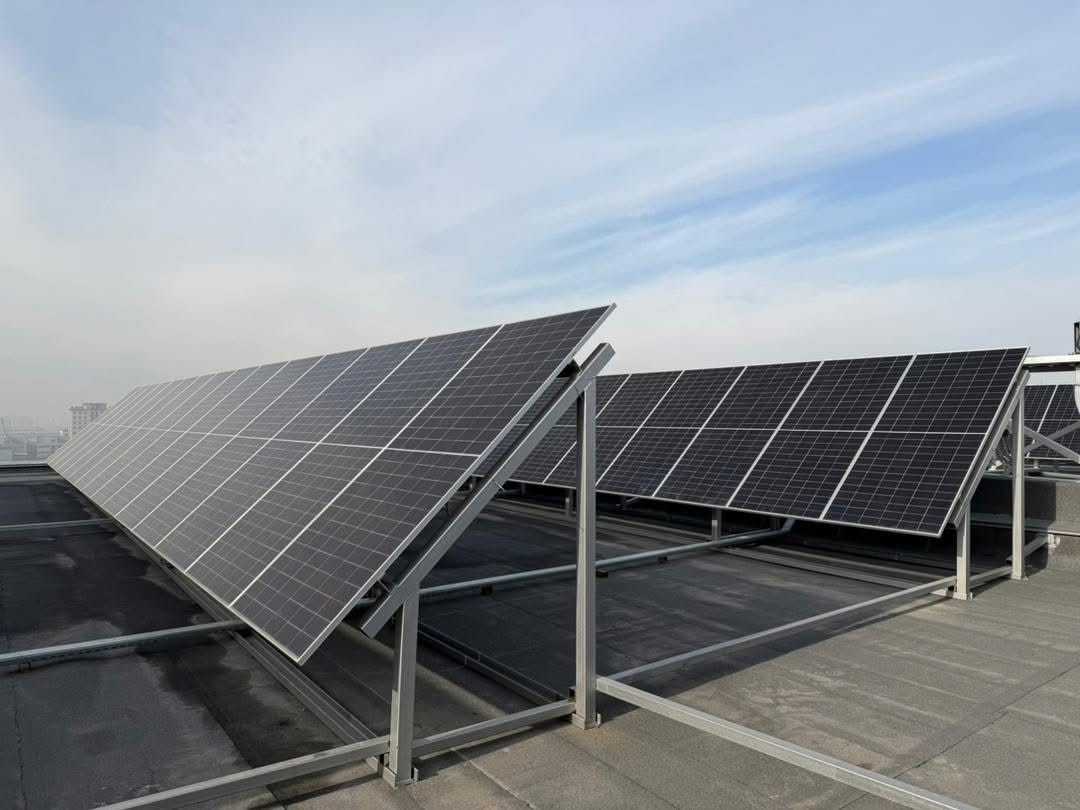 Бишкекте 8 кабат имараттын чатырына күн панелдери орнотулду