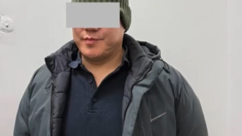 Кайгуул кызматкерин 50 метрге чейин сүзүп барган айдоочу кармалды