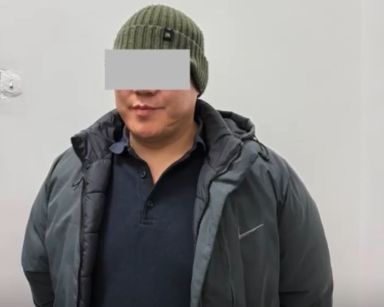 Кайгуул кызматкерин 50 метрге чейин сүзүп барган айдоочу кармалды