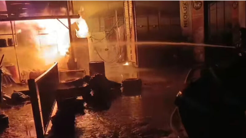 Бишкекте Техникалык тейлөө борборунан өрт чыгып, 250 чарчы метри күйүп кетти