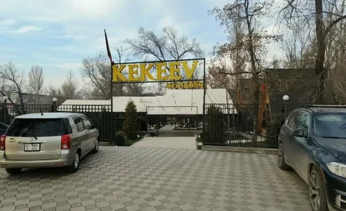 Аламүдүн суусунун боюндагы «Кекеев» кафеси буздурулууда