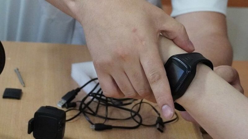 Кыргызстанда алгачкы жолу үй-бүлөлүк зомбулук жасаган 15 кишиге электрондук билерик тагылды