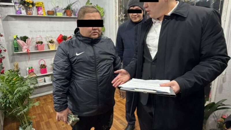 Бишкек шаардык мэриясынын кызматкери 1 миллион сом пара талап кылгандыгы үчүн кармалды