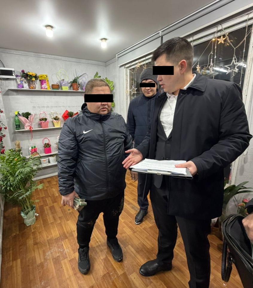 Бишкек шаардык мэриясынын кызматкери 1 миллион сом пара талап кылгандыгы үчүн кармалды