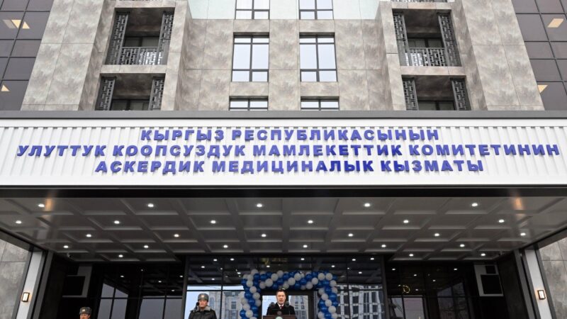 Президент Садыр Жапаров УКМКнын Аскердик-медициналык кызматынын имаратын ачты