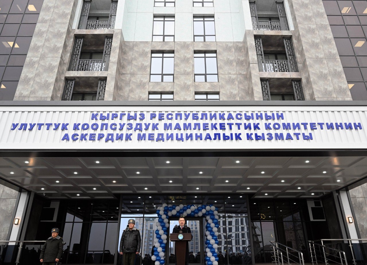 Президент Садыр Жапаров УКМКнын Аскердик-медициналык кызматынын имаратын ачты
