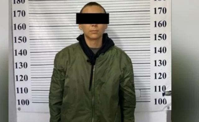 Казарманда мектептерге чабуул жасоо тууралуу жазган окуучу кармалды